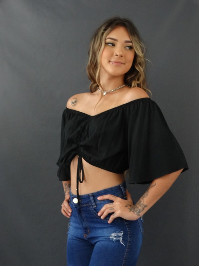 Blusa Cropped Decote com Regulador para Franzir Manga Flare em Viscose Preto [2107035]