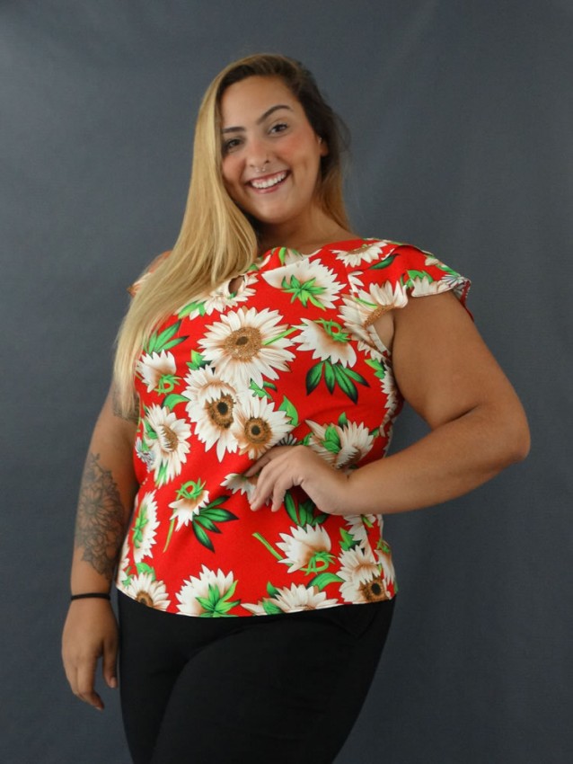 Blusa Feminina Detalhe Gota Babado Sobreposto Plus Size em Viscose Vermelho Flores Girassol [2111054]