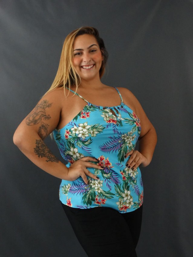 Blusa Feminina de Alça Decote V Vazado em Viscose Plus Size Azul Claro Flores [2110080] 