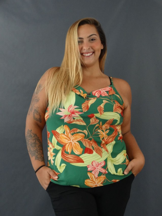 Blusa Feminina de Alça Decote V Plus Size Sobreposto com Botoes em Viscose Verde Folhas e Flores [2111047]