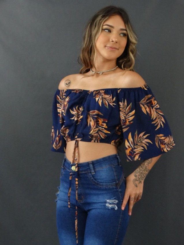 Blusa Cropped Decote com Regulador para Franzir Manga Flare em Viscolinho Azul Mar. Folhas [2110063&91;